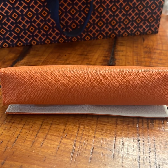 Tory Burch glasses case - Picture 3 of 4